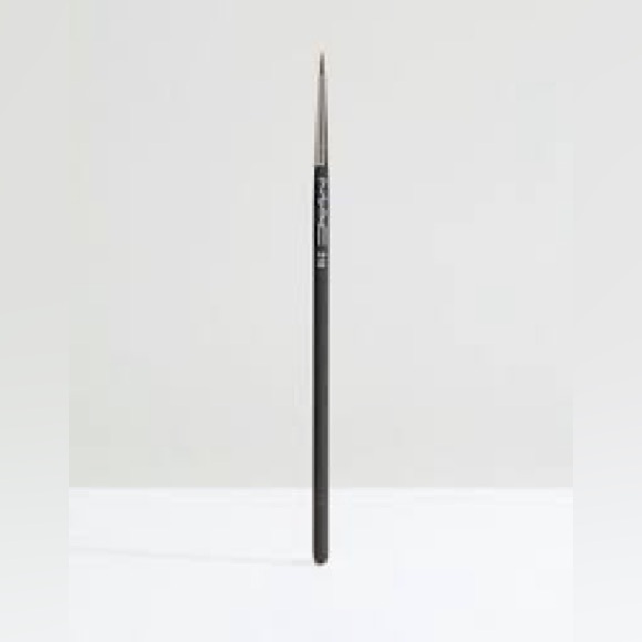 MAC 210 Precise Eyeliner Brush for Makeup Face Eye Shadow Liner NWT NEW SEALED - Picture 2 of 16